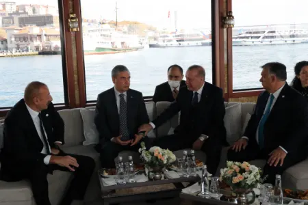 Türk dünyası liderləri gəmidə söhbətləşdilər - FOTO