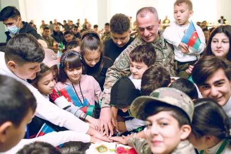 General Hikmət Mirzəyev şəhid övladları qarşısında - KÖVRƏLDİ - FOTO/VİDEO
