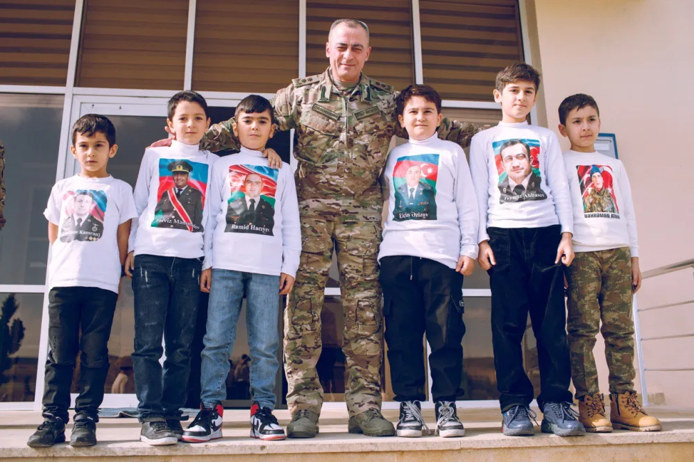 General Hikmət Mirzəyev şəhid övladları qarşısında - KÖVRƏLDİ - FOTO/VİDEO