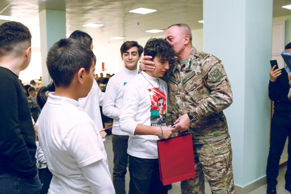 General Hikmət Mirzəyev şəhid övladları qarşısında - KÖVRƏLDİ - FOTO/VİDEO