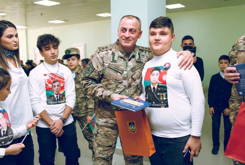 General Hikmət Mirzəyev şəhid övladları qarşısında - KÖVRƏLDİ - FOTO/VİDEO