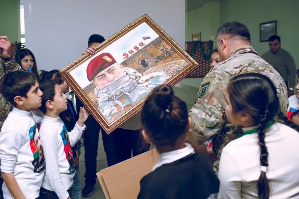 General Hikmət Mirzəyev şəhid övladları qarşısında - KÖVRƏLDİ - FOTO/VİDEO
