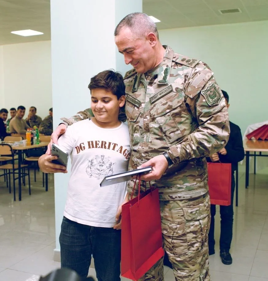 General Hikmət Mirzəyev şəhid övladları qarşısında - KÖVRƏLDİ - FOTO/VİDEO