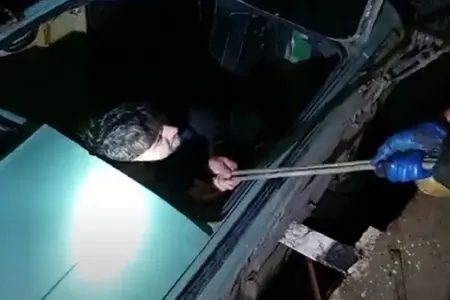Şəmkirdə avtomobil körpüdən asılı qaldı - VİDEO