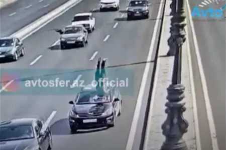 Yolu keçən yaşlı kişini maşın belə vurdu - VİDEO