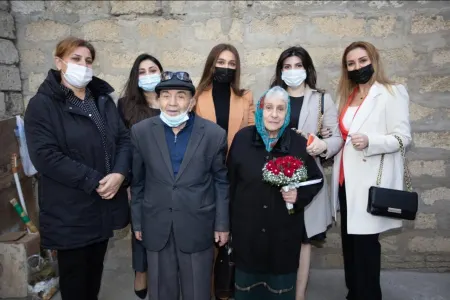 Bakıda ahıl kişi və qadın - AİLƏ QURDU - FOTO