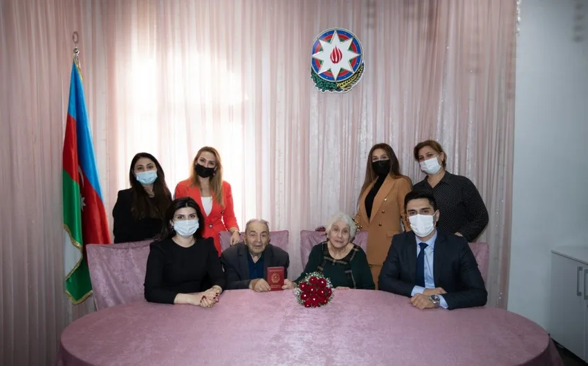 Bakıda ahıl kişi və qadın - AİLƏ QURDU - FOTO