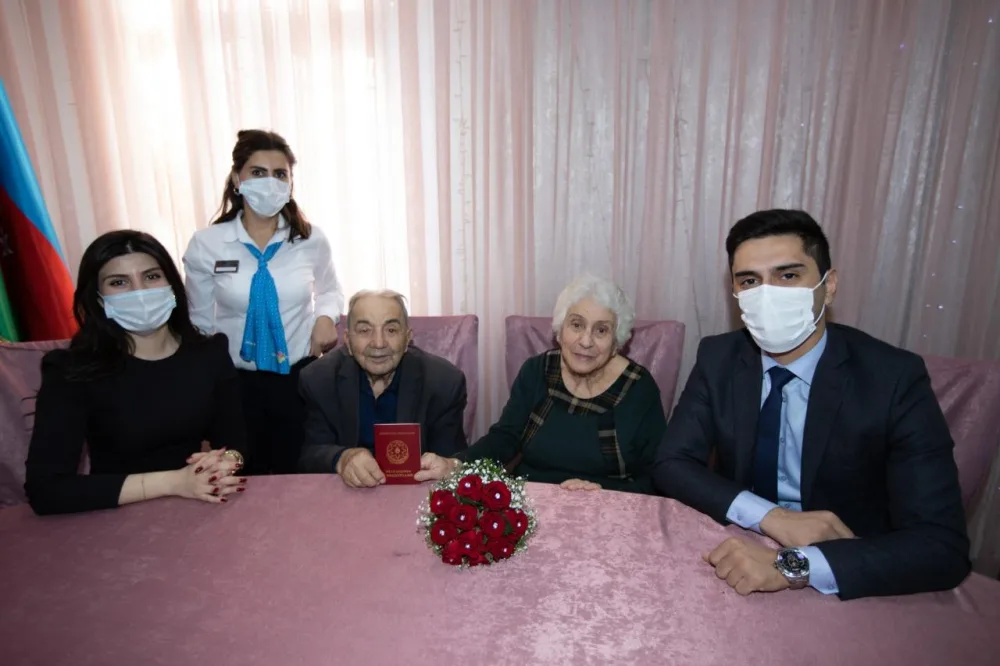 Bakıda ahıl kişi və qadın - AİLƏ QURDU - FOTO