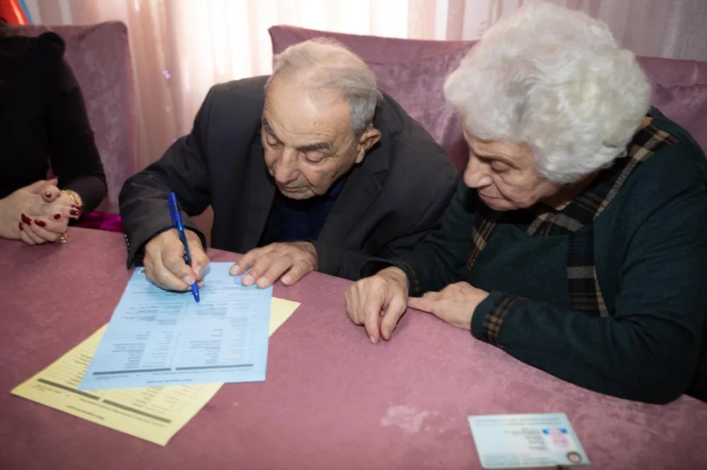 Bakıda ahıl kişi və qadın - AİLƏ QURDU - FOTO