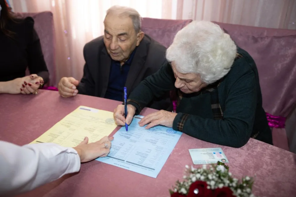 Bakıda ahıl kişi və qadın - AİLƏ QURDU - FOTO