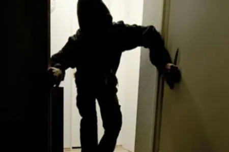 Bakıda qadın evinə basqın edən quldura yemək təklif etdi, zibilləri daşıtdırdı – - İNANILMAZ FAKTLAR