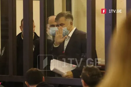 Saakaşvili məhkəmə zalına gətirildi