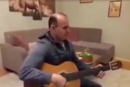 Şəhid polkovnik Emil Nəzirovun ifasında "Nə bəxtiyardıq" mahnısı - VİDEO