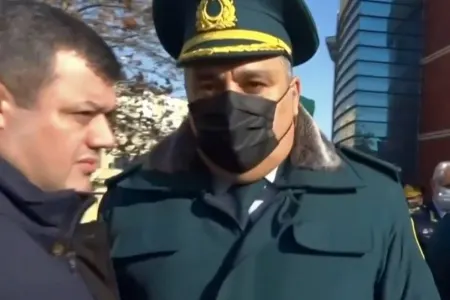 Müğənni Elnarənin əri "Baku Tv"nin əməkdaşına yumruq atdı - VİDEO