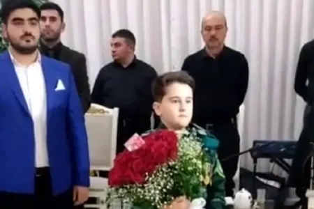 Şəhid balasının bu hərəkəti hər kəsi təsirləndirdi: - "Bu gülləri Cənnətdən atam göndərib" - Video