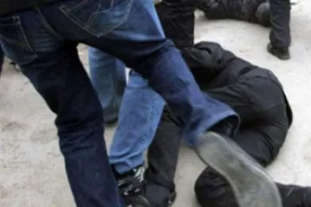 Bakının mərkəzində toydan çıxan qardaşlar dava-dalaş saldı, - polislərə xəsarət yetirildi