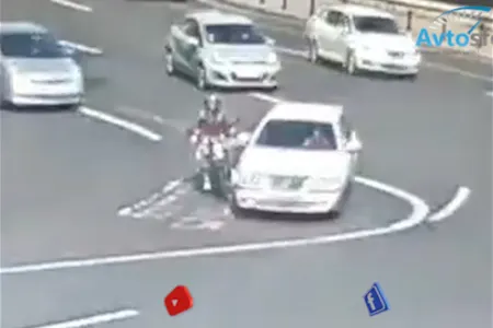 Bakıda "Bolt" taksi "Wolt"un mopedini belə vurdu - VİDEO