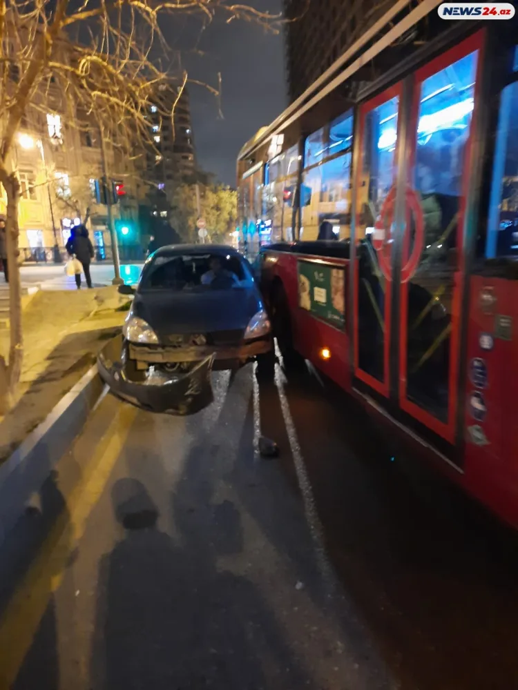 “Bakubus” və 165 saylı marşrut avtobusu dəhşətli qəza törətdi – - VİDEO