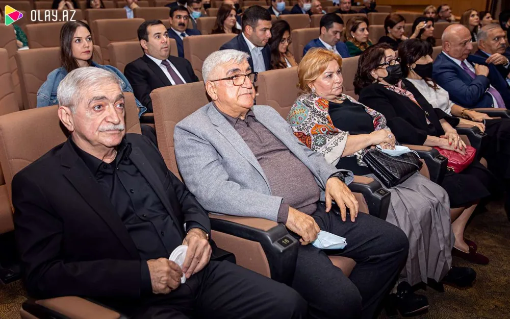 Məmurlar xanımları ilə qala gecəsində - Fotolar