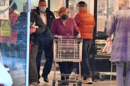 Merkel təqaüdünün ilk gününü belə keçirdi - FOTO