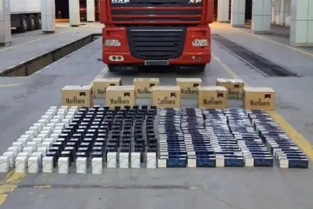 Gömrükdən 150 minə yaxın siqaret keçirmək istədi - Video