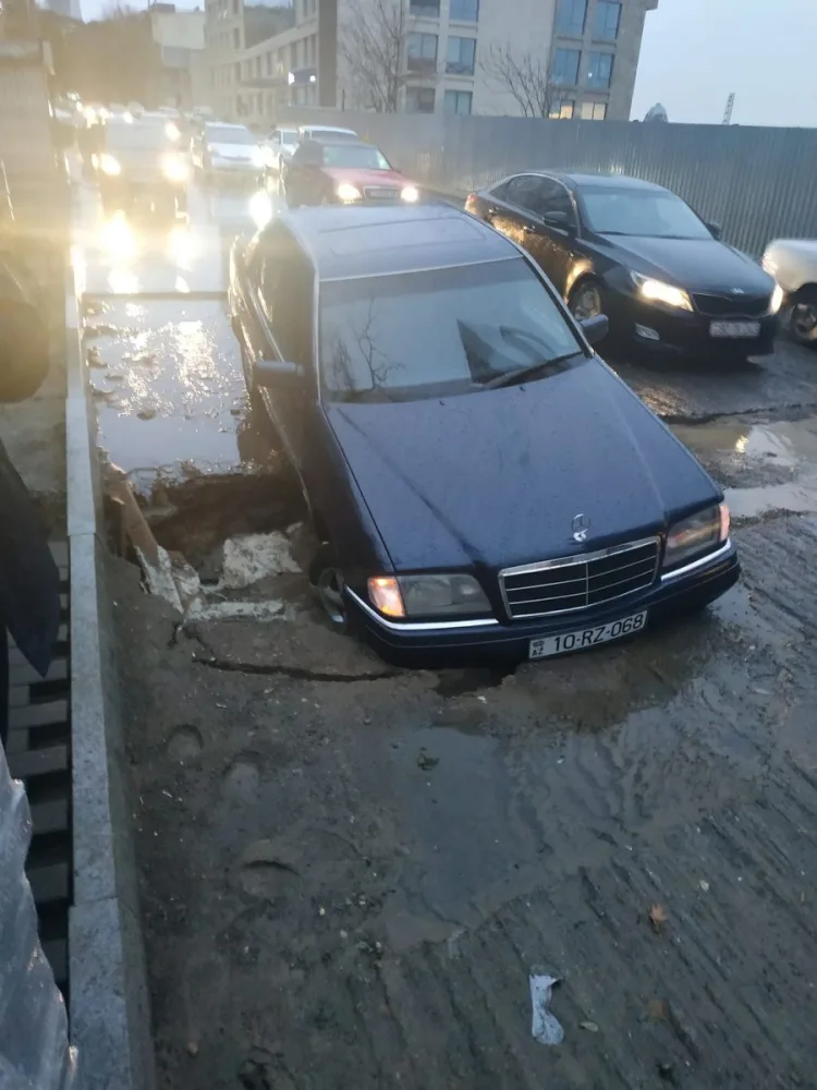 Bayılda “Mercedes” çuxura düşdü - FOTO