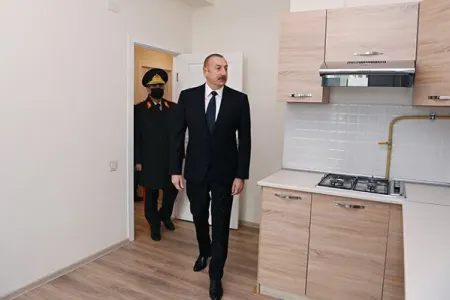 Prezident şəhid ailələri və hərbçilər üçün tikilmiş mənzillərlə tanış oldu - Fotolar+Yenilənib