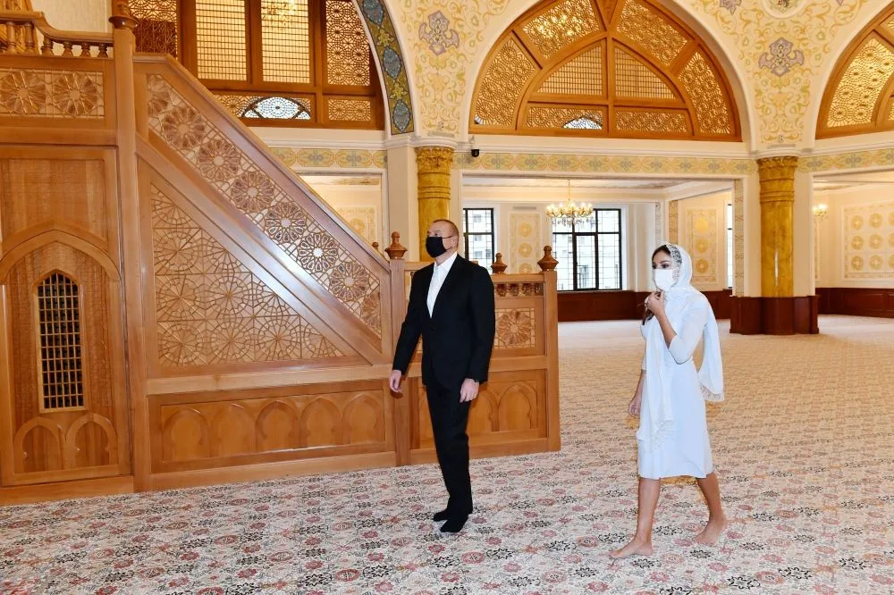 Prezident və birinci xanım “Xanım Fatimeyi Zəhra” məscidində - FOTOLAR