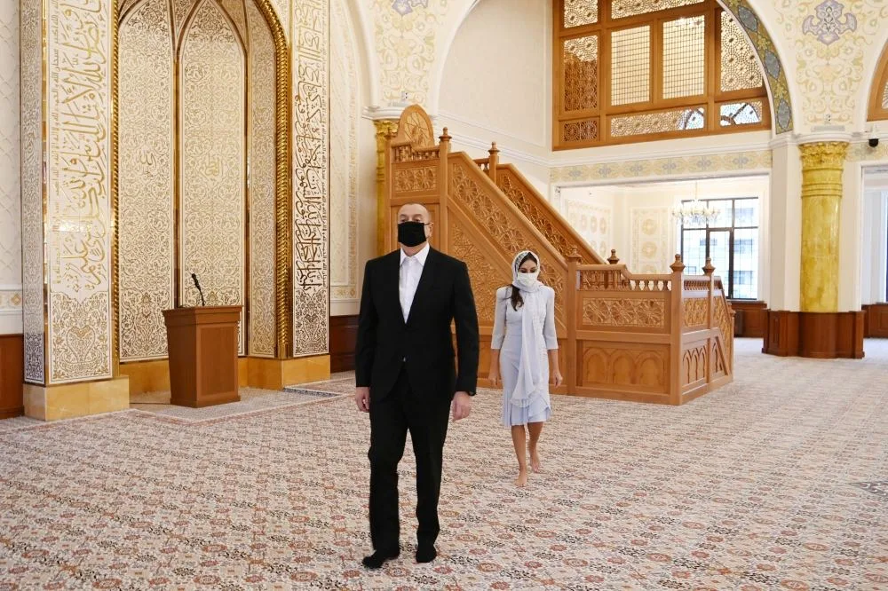 Prezident və birinci xanım “Xanım Fatimeyi Zəhra” məscidində - FOTOLAR