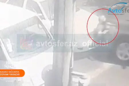 Piyada iki maşının arasında qaldı - VİDEO