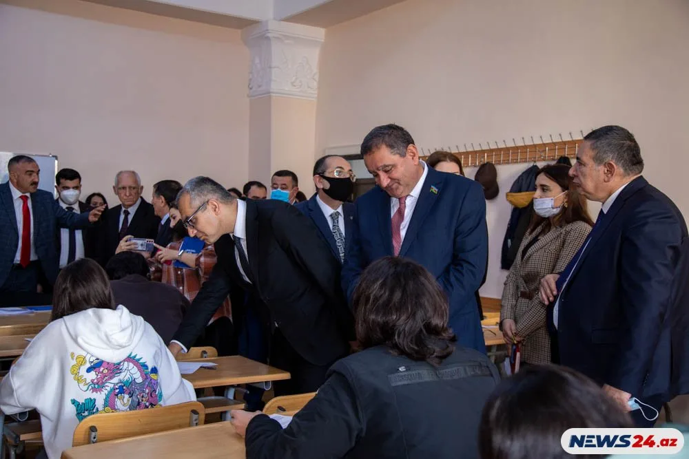 "Şifahi imtahanlar ƏZBƏRÇİLİKDİR" - Dillər Universitetində - İMTAHANIN 1 GÜNÜ - VİDEO