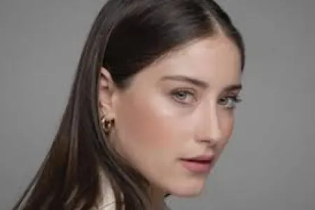 Hazal Kaya Bakıya gəlir