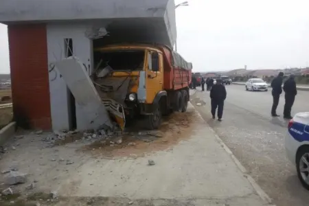 Bakıda avtobus dayanacağında dəhşətli hadisə - Yük maşını piyadanın üstündən keçdi
