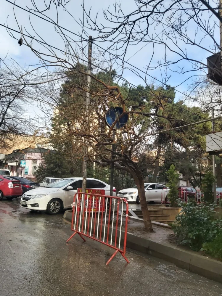 Bakıda yol nişanı belə maskalandı - FOTO/VİDEO