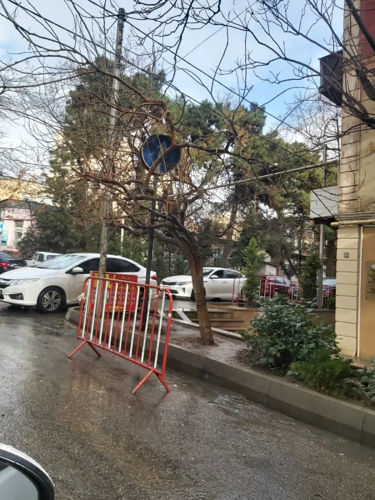 Bakıda yol nişanı belə maskalandı - FOTO/VİDEO
