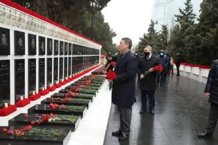 Qazaxıstan səfiri Şəhidlər Xiyabanını ziyarət edib