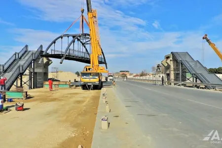 Hacı Zeynalabdin Tağıyev qəsəbəsinə gedən yolda piyada keçidi inşa edilir - VİDEO/FOTO