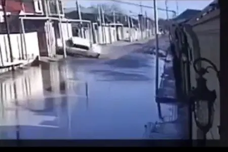 Bakıda yolu suladılar, sürətlə gələn avtomobil sürüşüb dəhşətli qəza törətdi – - VİDEO