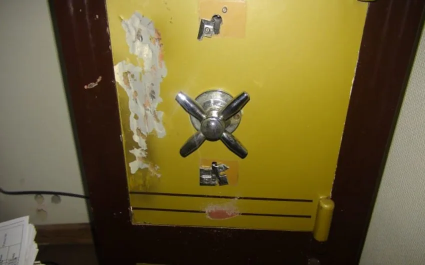 Ofisdəki seyfi yarmaq istəyən şəxs saxlanıldı