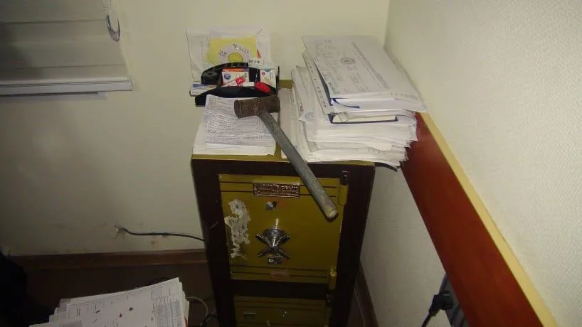 Ofisdəki seyfi yarmaq istəyən şəxs saxlanıldı