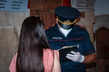 Polis metroda maska taxmayan şəxslərə qarşı reyd keçirdi - VİDEO