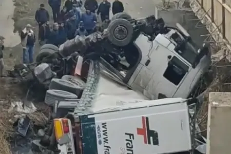 Bakıda TIR körpüdən belə aşdı – - ŞOK GÖRÜNTÜ