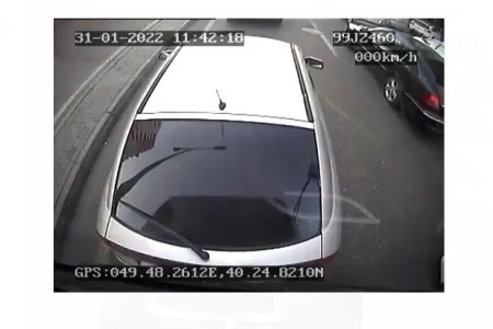 Bakıda YENİ FIRILDAQ ÜSULU: Avtomobili avtobusa vurub pul tələb edirlər – - VİDEO