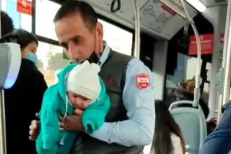 Bakıda sürücü avtobusu saxlayıb ağlayan uşağı sakitləşdirdi - VİDEO