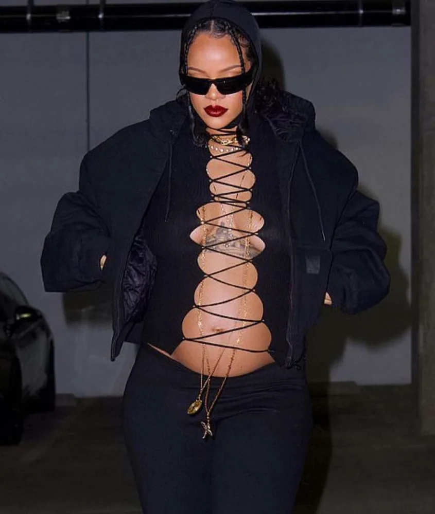 Rihanna tərzi ilə diqqət çəkdi - FOTO