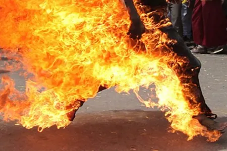 Arvadına “xəstəxanada əxlaqsızlıq edirsən” deyib üstünə benzin tökdü – - DAHA BİR QADIN CİNAYƏTİ