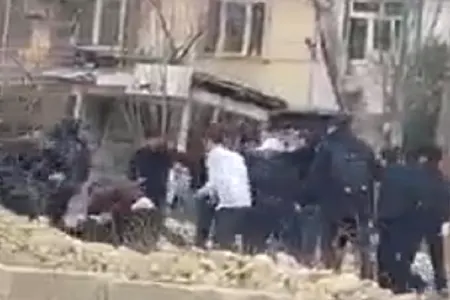 Bakıda məktəblilər arasında kütləvi dava - Video