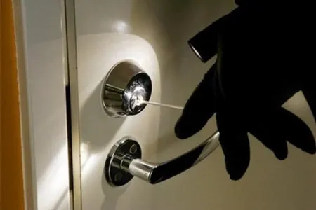 Bakıda tanınmış aktrisa şok yaşadı - Bahalı paltarları oğurlandı