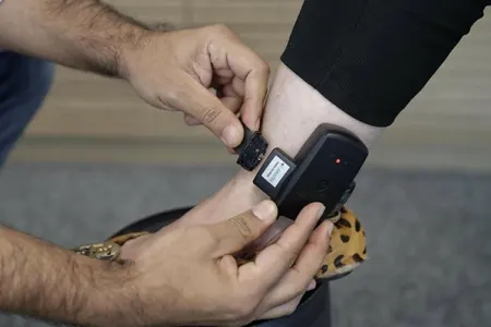 Məhkumun elektron bilərziyini alıb pul tələb etdilər