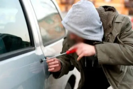 Rayona getmək üçün bir gündə 2 avtomobil qaçırdı